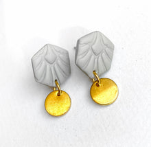 EMMA - Ohrstecker Floral Grau matt  - Edelstahl