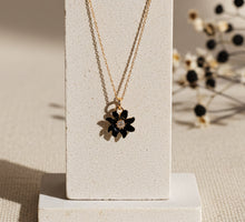 Schwarze Edelweiss Blume Kette - Goldfarben