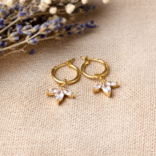 Filigrane Creolen mit Stein Anhängern - Goldfarben - Leichte Ohrringe - Kreolen Blatt Strass