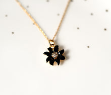 Schwarze Edelweiss Blume Kette - Goldfarben