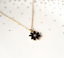 Schwarze Edelweiss Blume Kette - Goldfarben