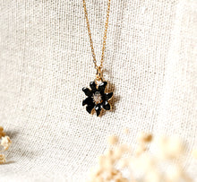 Schwarze Edelweiss Blume Kette - Goldfarben