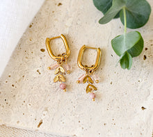 Goldene Creolen mit kleinen Anhängern - Rosa Blätter
