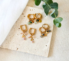 Goldene Creolen mit kleinen Anhängern - Rosa Blätter