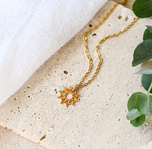 Filigrane Sonnenkette Gold – Geometrischer Anhänger