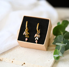 Goldene Creolen mit kleinen Anhängern - Rosa Blätter