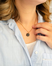 Schwarze Edelweiss Blume Kette - Goldfarben