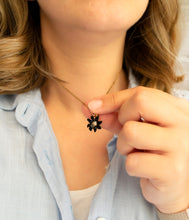 Schwarze Edelweiss Blume Kette - Goldfarben