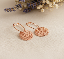 Filigrane Creolen mit Mandala Anhängern - Silberfarben /  Rose Goldfarben - Leichte Ohrringe - Boho - Scheiben