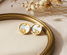 Stars - Runde Ohrstecker Sterne - Perlmutt / schwarz Goldfarben - Boho - Scheiben - Shell - schwarz - Weiß