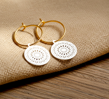 Filigrane Creolen mit Mandala Anhängern - Weiß / Goldfarben - Leichte Ohrringe - Boho - Scheiben
