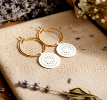 Filigrane Creolen mit Mandala Anhängern - Weiß / Goldfarben - Leichte Ohrringe - Boho - Scheiben