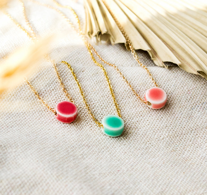 Goldfarbene Kette - Porzellanperle - Pastell - layering - feine Kette - Keramik - Minimalistisch