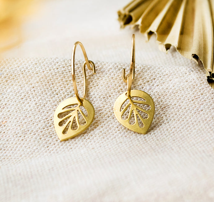 Filigrane Creolen mit Blatt Anhängern - Goldfarben