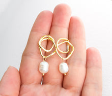 Geometrische Ohrringe mit Perlen - Goldfarben - Statement - 90er - Uneben -