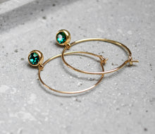 Filigrane Creolen mit grünen Stein-Anhängern - Goldfarben - Leichte Ohrringe - Kristall - Glitzer - Elegant - schlicht - smaragdgrün