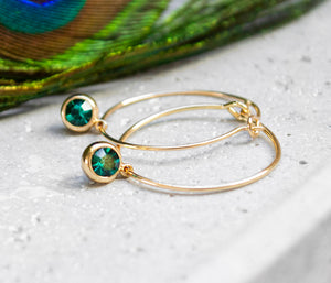 Filigrane Creolen mit grünen Stein-Anhängern - Goldfarben - Leichte Ohrringe - Kristall - Glitzer - Elegant - schlicht - smaragdgrün