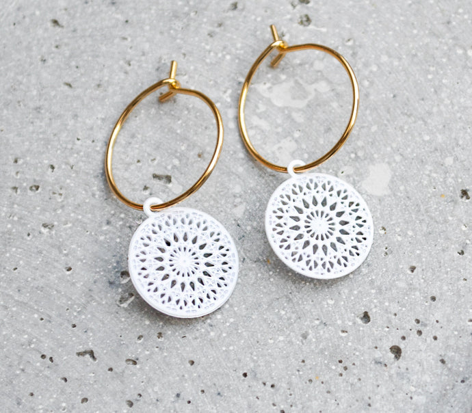 Filigrane Creolen mit Mandala Anhängern - Weiß / Goldfarben - Leichte Ohrringe - Boho - Scheiben