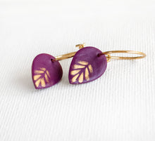 Golden Leaf - Creolen mit Blatt Anhängern - Violett / Gold - Leichte Ohrringe - Boho - Hoops