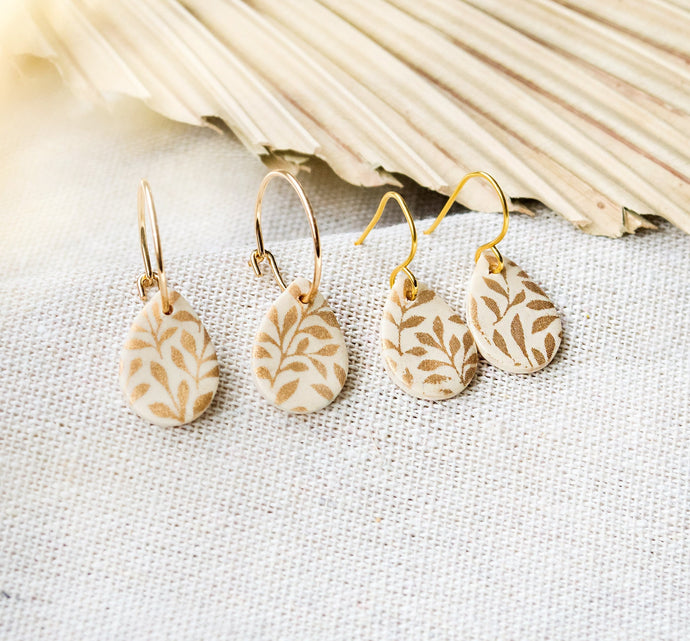 Creolen mit gemusterten Anhängern - Tropfen - Creme Gold Leichte Ohrringe - Boho - Hoops Kreolen