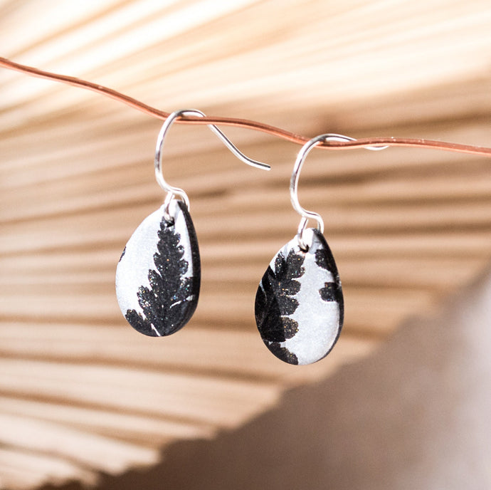 Farn - florale Tropfen Ohrringe - Schwarz Silber Leichte Ohrringe - Boho